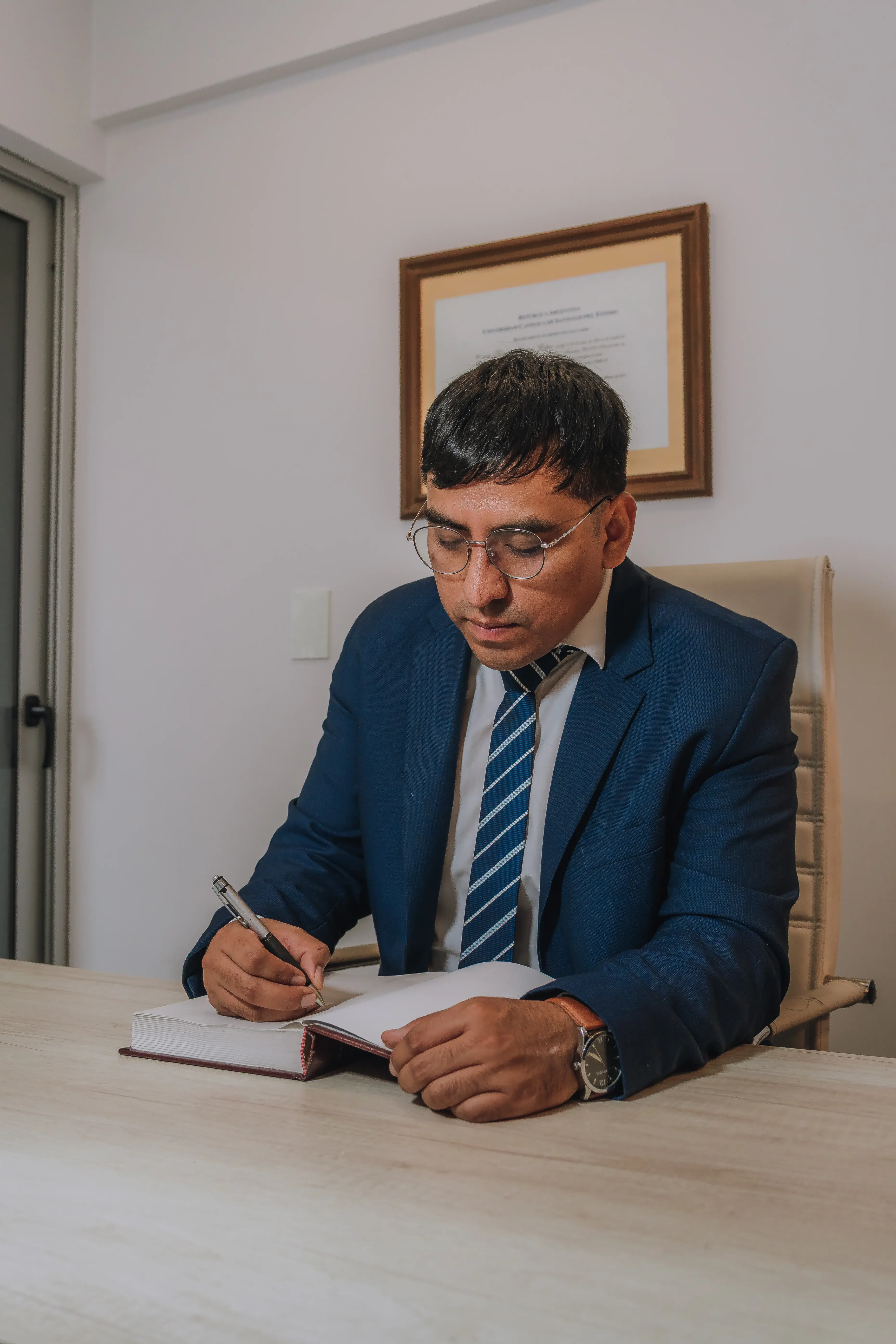 Dr. Carlos Huanca — Asociado Senior del Estudio Jurídico López y Asociados
